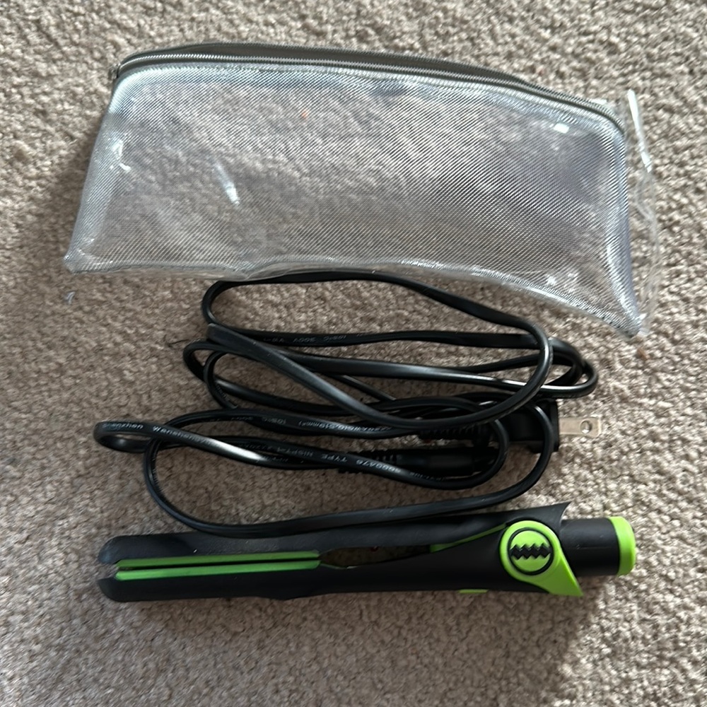 Croc plug mini travel flat iron